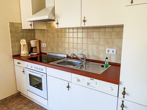 Zapfhahn, Cabinetry, Spüle, Sinken, Countertop, Gebäude, Armatur, Herd, Küche, Holz