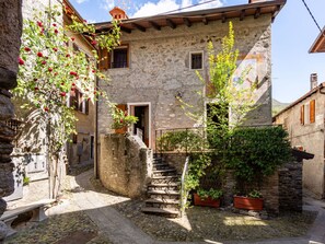 Pflanze, Eigentum, Gebäude, Fenster, Himmel, Haus, Wohngebiet, Hütte, Strassenbelag