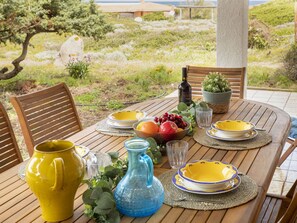 Geschirr, Pflanze, Tabelle, Möbel, Drinkware, Dishware, Grün, Tasse, Stuhl, Baum
