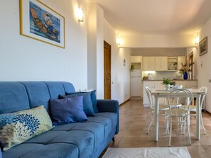 Möbel, Eigentum, Tabelle, Couch, Azurblau, Blau, Interior Design, Beleuchtung, Stuhl, Wohnzimmer