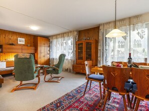 Meubles, Table, Chaise, Bois, Cabinetry, Éclairage, Sol, Sol, Salon, Lampe
