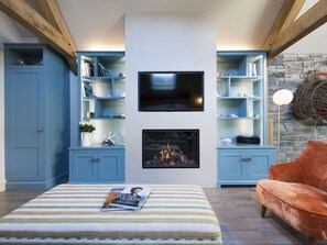 Property, Water, Sky, Interior Design, Building, Swimming Pool, Leisure, Shade, Tree, Condominium