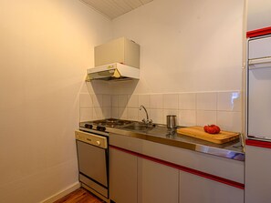 Cabinetry, Bâtiment, Comptoir, Cuisine, Cuisinière, Appareil De Cuisine, Bois, Cooktop, Design Intérieur, Maison