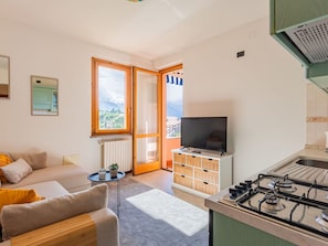 Eigentum, Möbel, Cabinetry, Bilderrahmen, Interior Design, Holz, Couch, Tabelle, Gasherd, Wohnzimmer