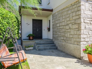 Pflanze, Eigentum, Fenster, Gebäude, Blume, Himmel, Stuhl, Gartenmöbel, Grundstueck, Hütte