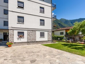 Pflanze, Eigentum, Fenster, Gebäude, Blume, Himmel, Stuhl, Gartenmöbel, Grundstueck, Hütte