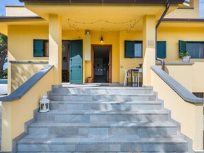 Eigentum, Pflanze, Gebäude, Treppe, Tür, Schatten, Die Architektur, Fenster, Veranda, Wohngebiet