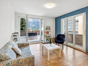 Möbel, Couch, Eigentum, Fenster, Azurblau, Holz, Interior Design, Pflanze, Flooring, Fussboden