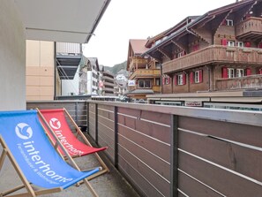 Himmel, Gebäude, Fenster, Flooring, Holz, Öffentlicher Raum, Haus, Fassade, Zaun, Stadt