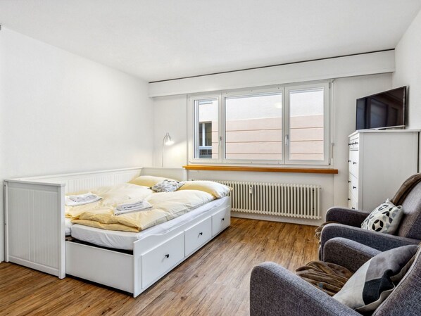 Möbel, Eigentum, Fenster, Cabinetry, Komfort, Tabelle, Gebäude, Holz, Schublade, Flooring