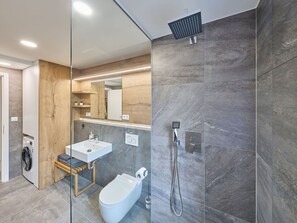 Zapfhahn, Spiegel, Armatur, Sinken, Gebäude, Badezimmer, Beleuchtung, Holz, Die Architektur, Interior Design