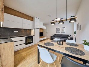 Tabelle, Möbel, Cabinetry, Eigentum, Pflanze, Countertop, Küche, Holz, Zimmerpflanze, Herd