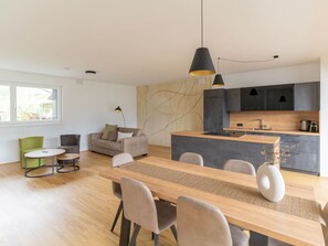 Table, Meubles, Canapé, Fenêtre, Comptoir, Chaise, Bois, Cabinetry, Salon, Design Intérieur