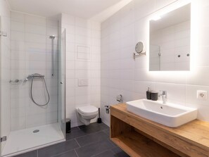 Luminaire Plomberie, Miroir, Propriété, Robinet, Évier, Tete De Douche, Salle De Bains, Lavabo, Douche