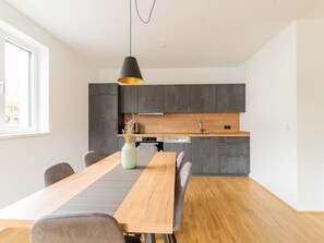 Meubles, Table, Bois, Cabinetry, Éclairage, Comptoir, Design Intérieur, Cuisine, Fenêtre, Bâtiment