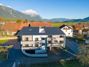 Himmel, Gebäude, Pflanze, Eigentum, Daytime, Berg, Fenster, Natur, Blau, Natürliche Landschaft