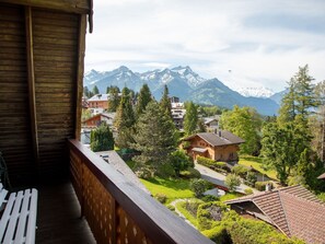 Himmel, Wolke, Eigentum, Pflanze, Berg, Gebäude, Holz, Baum, Fenster, Wohngebiet