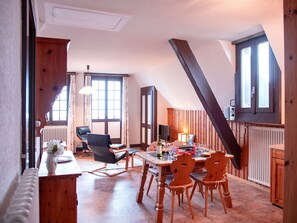 Wasser, Pflanze, Gebäude, Himmel, Eigentum, Wolke, Schwimmbad, Azurblau, Fenster, Haus