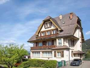 Himmel, Gebäude, Pflanze, Wolke, Fenster, Haus, Auto, Nachbarschaft, Baum, Wohngebiet