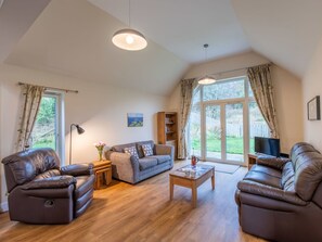 Möbel, Couch, Eigentum, Tabelle, Gebäude, Holz, Bilderrahmen, Zimmerpflanze, Interior Design, Wohnzimmer