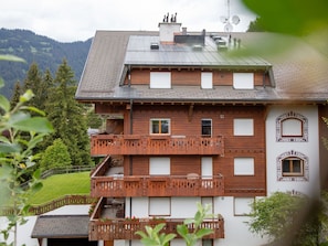 Bâtiment, Fenêtre, Plante, Botanique, Végétation, Maison, Bois, Design Urbain, Zone Résidentielle, Arbre