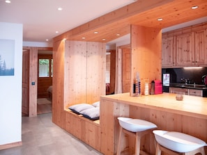 Meubles, Propriété, Évier, Bois, Éclairage, Design Intérieur, Architecture, Armoire De Toilette, Sol, Sol