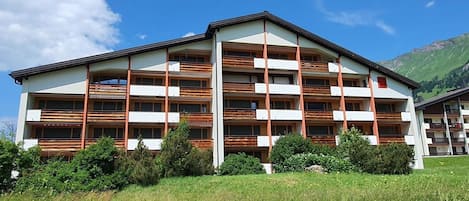 Pflanze, Himmel, Wolke, Gebäude, Baum, Holz, Grundstueck, Fenster, Wohngebiet, Freizeit