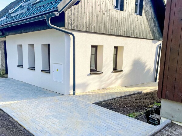 Gebäude, Fenster, Blau, Pflanze, Azurblau, Holz, Haus, Hütte, Gras