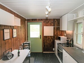 Cabinetry, Propriété, Comptoir, Évier, Éclairage, Bois, Appareil De Cuisine, Cuisine, Design Intérieur, Sol