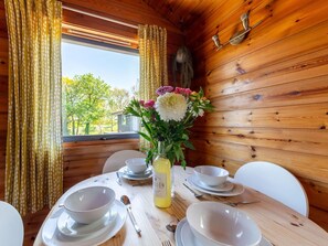 Tabelle, Möbel, Eigentum, Pflanze, Blau, Stuhl, Geschirr, Schatten, Interior Design, Gartenmöbel