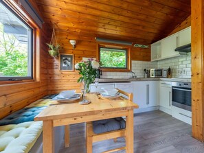 Table, Meubles, Propriété, Plante, Bleu, Chaise, Vaisselle, Ombre, Design Intérieur, Mobilier De Jardin