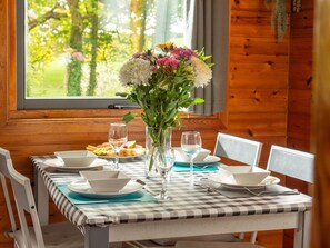 Tabelle, Möbel, Eigentum, Pflanze, Blau, Stuhl, Geschirr, Schatten, Interior Design, Gartenmöbel