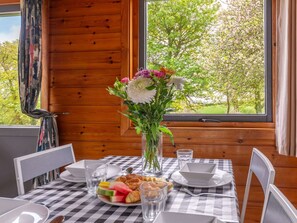 Table, Meubles, Propriété, Plante, Bleu, Chaise, Vaisselle, Ombre, Design Intérieur, Mobilier De Jardin