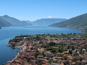 Mountainous Landforms, Water, Water Resources, Residential Area, City, House, Hill, Mountain, Town, Coastal And Oceanic Landforms
