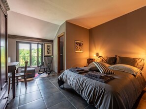 Tabelle, Möbel, Eigentum, Pflanze, Blau, Stuhl, Geschirr, Schatten, Interior Design, Gartenmöbel