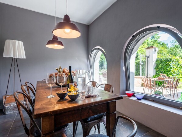 Tabelle, Möbel, Eigentum, Pflanze, Blau, Stuhl, Geschirr, Schatten, Interior Design, Gartenmöbel