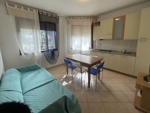 Table, Meubles, Propriété, Plante, Bleu, Chaise, Vaisselle, Ombre, Design Intérieur, Mobilier De Jardin