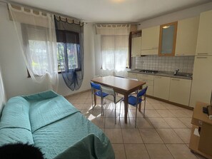 Table, Meubles, Propriété, Plante, Bleu, Chaise, Vaisselle, Ombre, Design Intérieur, Mobilier De Jardin