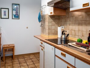 Countertop, Küche, Holz, Flooring, Küchengerät, Interior Design, Cabinetry, Armatur, Möbel, Major Appliance