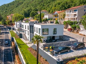 Plant, Building, Window, Tree, Urban Design, House, Vehicle, Landscape, Residential Area, Real Estate