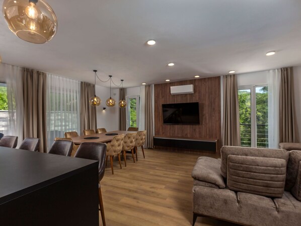 Table, Furniture, Building, Chair, Wood, Interior Design, Plant, Flooring, Comfort, Floor