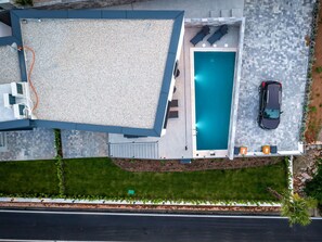 Property, Plant, Azure, Asphalt, Road Surface, Architecture, Rectangle, Building, Urban Design, Facade