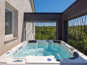 L'Eau, Propriété, Jour, Fenêtre, Bleu Azur, Ciel, Bâtiment, Baignoire, Design Intérieur, Architecture