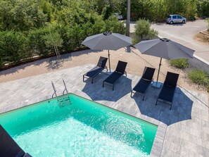 L'Eau, Propriété, Bleu Azur, Parapluie, Piscine, Plante, Mobilier De Jardin, Ombre, Rectangle