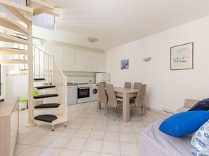 Möbel, Gebäude, Komfort, Bücherregal, Haus, Wohnzimmer, Interior Design, Flooring, Stuhl, Schreibtisch