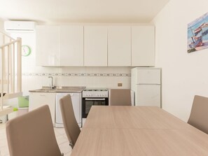 Cabinetry, Tabelle, Möbel, Countertop, Stuhl, Holz, Küche, Herd, Flooring