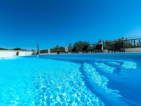 Wasser, Himmel, Wasservorräte, Blau, Schwimmbad, Azurblau, Wolke, Freizeit, Aqua, Baum