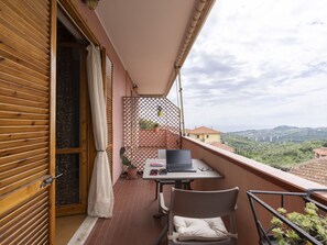 Bâtiment, Plante, Ciel, Fenêtre, Nuage, Bois, Table, Arbre, Maison, Chalet