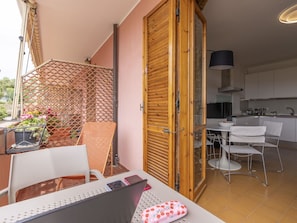 Meubles, Table, Propriété, Bâtiment, Plante, Chaise, Bois, Design Intérieur, Salon, Sol