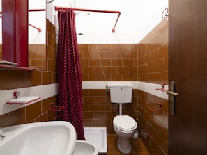 Luminaire Plomberie, Propriété, Salle De Bains, Violet, Lavabo, Robinet, Siège De Toilette, Design Intérieur, Tete De Douche, Toilette